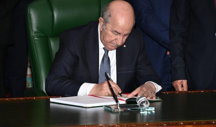 الرئيس الجزائري تبون يوقع على قانون المالية.