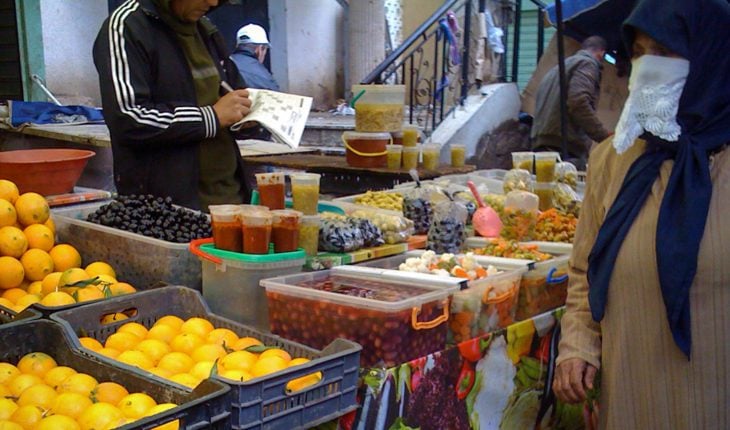 سوق الفواكه والخضروات في الجزائر.