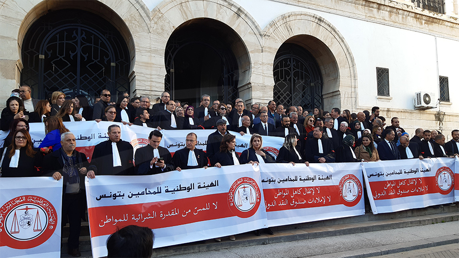 المحامون التونسيون في الشارع تنديداً بقانون المالية وإملاءات ص